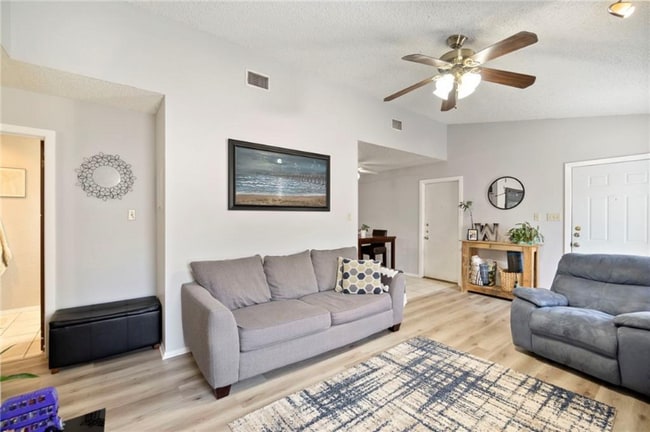 Building Photo - 2107 Courtney St