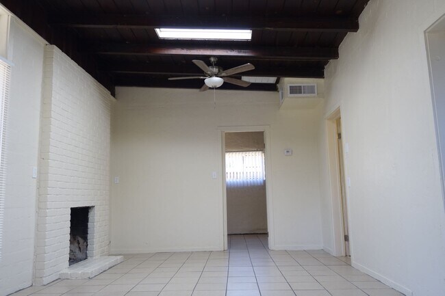 Foto del edificio - 2531 N Winstel Blvd