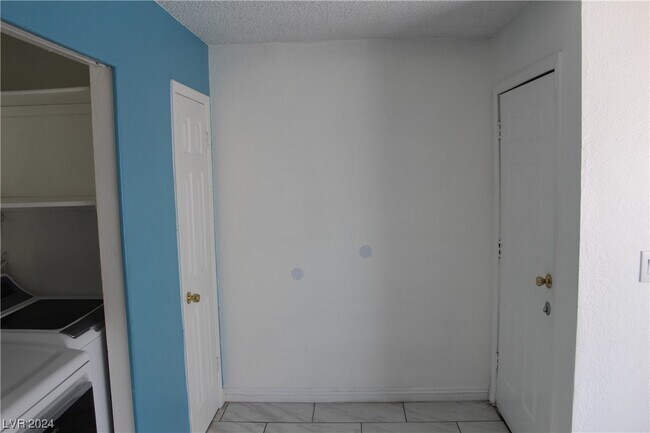 Building Photo - 5217 W Cheyenne Ave