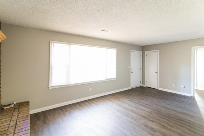 Foto del edificio - 7031 N Kenwood Dr