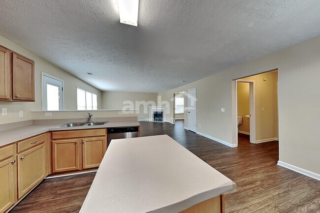Foto del edificio - 377 Stewart Springs Dr