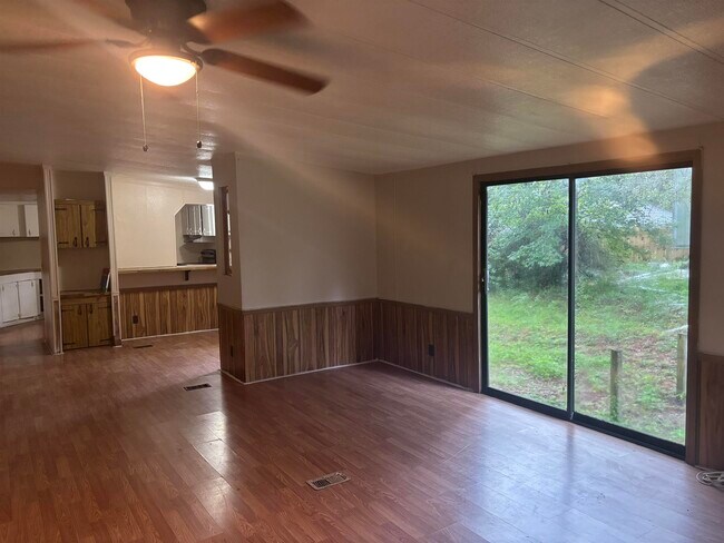 Building Photo - 206 Tropicaire St