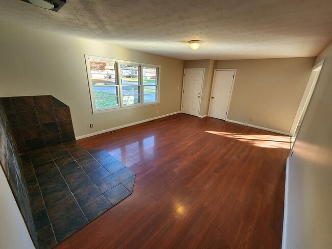 Building Photo - Spacious 3-Bedroom, 1-Bathroom Home AVAILABLE NOW!!