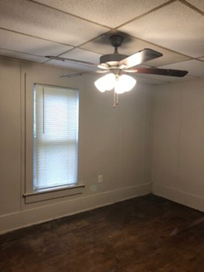 Building Photo - 3 bed 1 bath home
