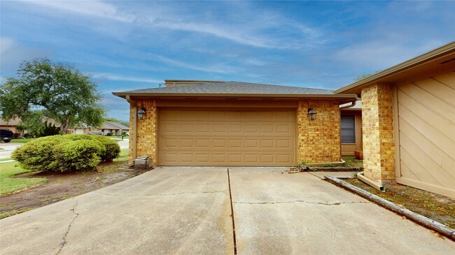 Building Photo - 1022 Manorglen Dr