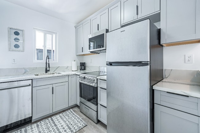 Building Photo - 21 S Venice Blvd