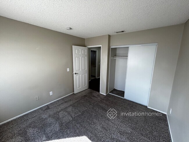 Foto del edificio - 21485 Salix Ave