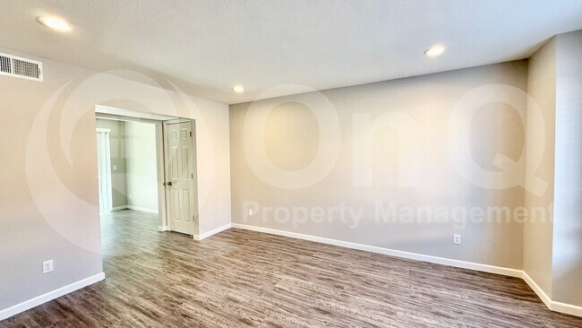 Foto del edificio - 1418 E Knoll Cir