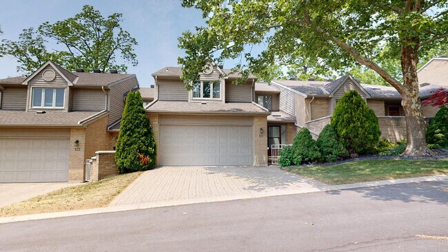 Building Photo - BRIGHT AND SPACIOUS 2 + DEN TOWNHOME NEAR MASONVILLE MALL