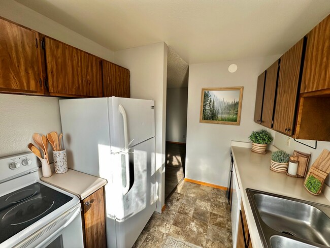 Building Photo - Huge 2 Bedroom Second Floor Apartment with...