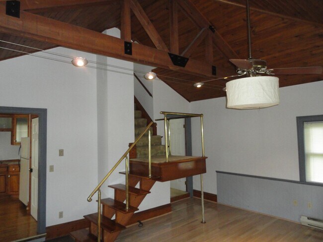 Building Photo - 240 W Oak St