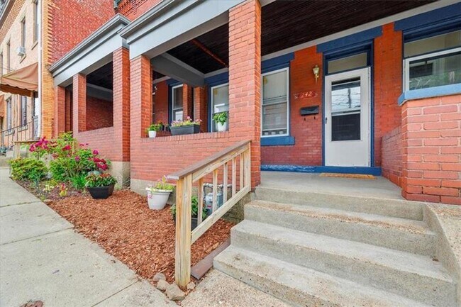 Building Photo - Beautiful 3 Bed/1 Bath in Pittsburgh's Lawrenceville Neighborhood - Prime Location!! - Available ...