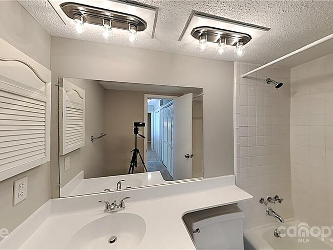 Building Photo - 6923 Stonington Ln