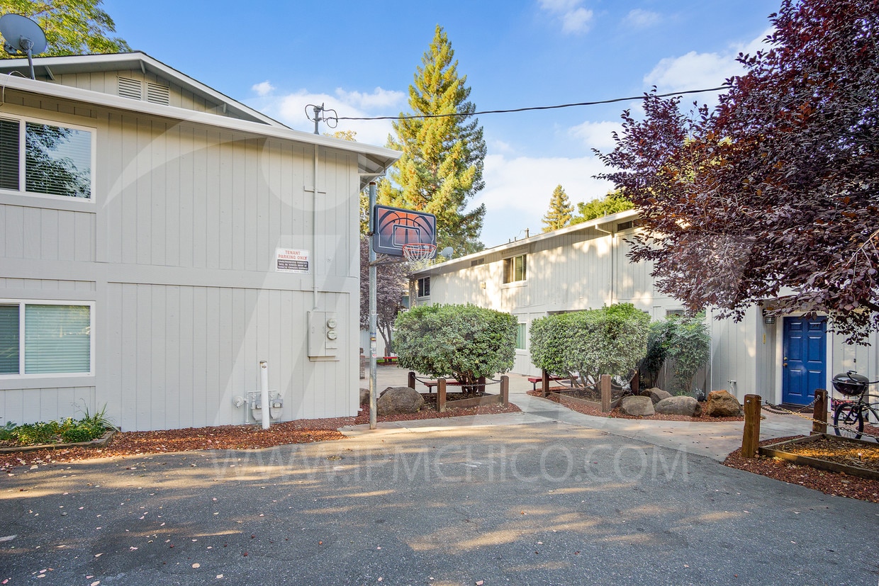 Primary Photo - 1119 W Sacramento Ave