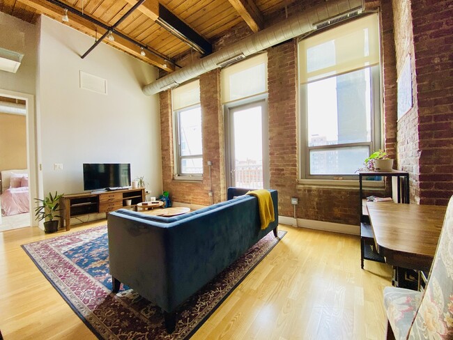 Building Photo - 770 W Gladys Ave