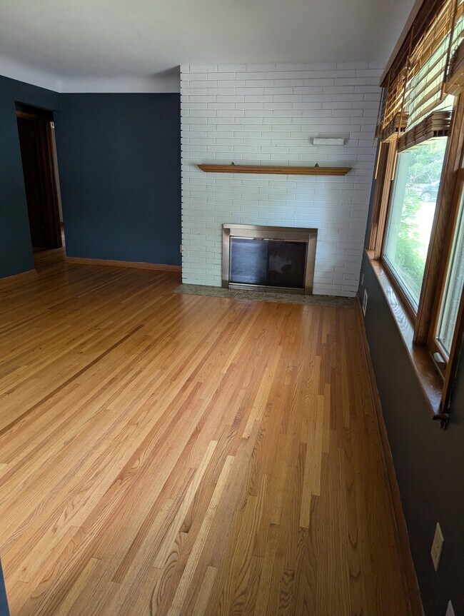 Sala de estar de la planta principal - 6316 Tingdale Ave