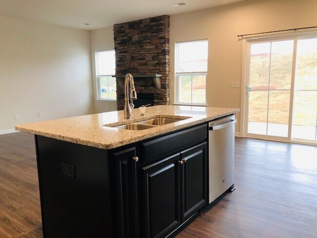 Foto del edificio - Like New - Single Story Living - 3 Bedroom...