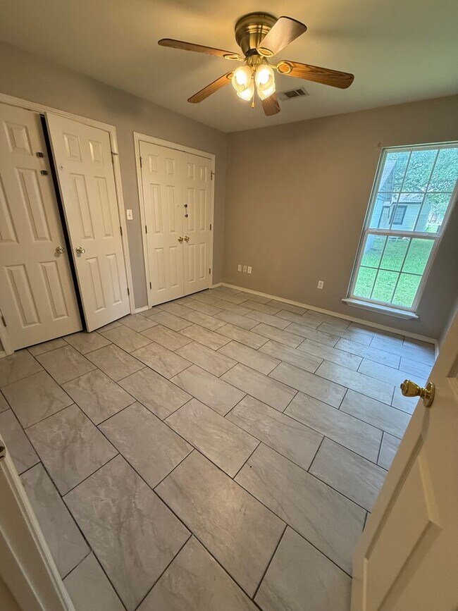 Foto del edificio - 3 Bed 2 Bath House with 1 Car Garage.  Total Electric. Yard Care Included.