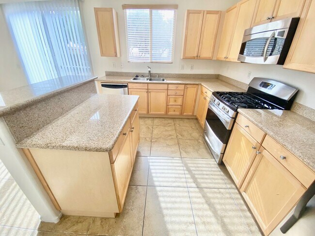 Building Photo - CUTE 3 BEDROOM / 2.5 BATHROOMS, TOWNHOME W...