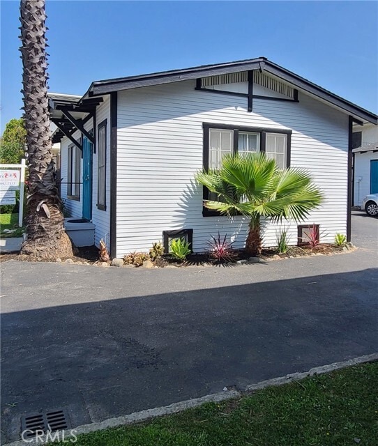 Building Photo - 1848 Temple Ave