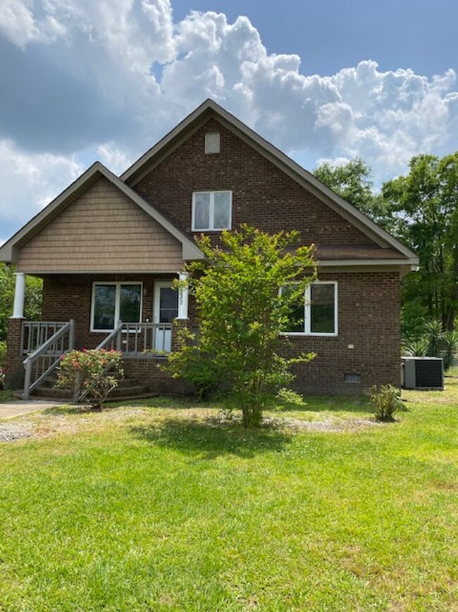 Building Photo - Single Family/Country Living
