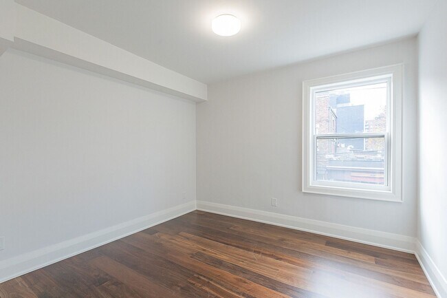 Building Photo - 820 St Clair Ave W