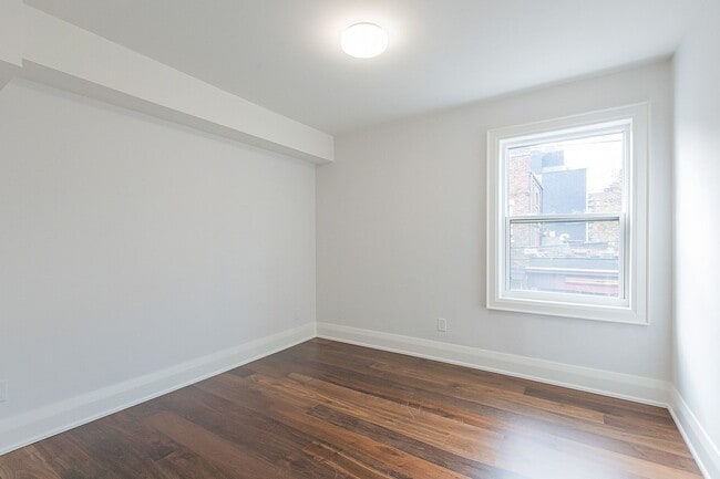 Photo du bâtiment - 820 St Clair Ave W