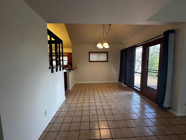 Foto del edificio - Spacious 4 bedroom, 3 bathroom home