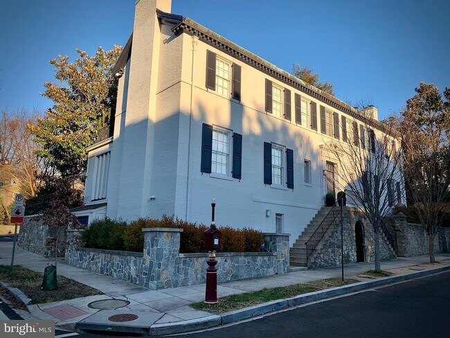Building Photo - 2449 Tracy Pl NW