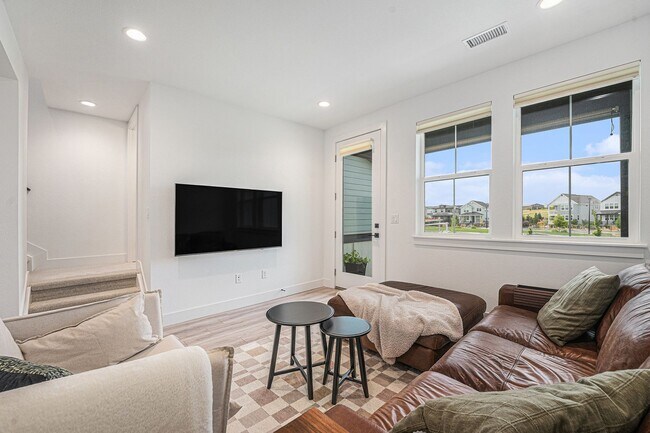 Foto del edificio - Stylish Town Home In Desirable Thornton Ne...