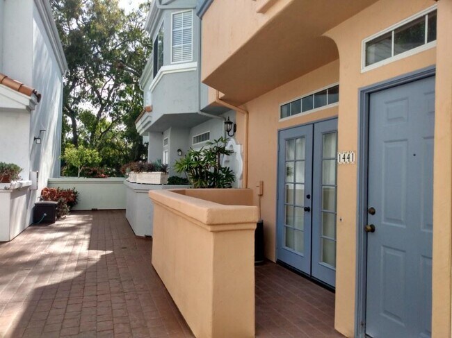 Foto del edificio - 1441 Robinson Ave