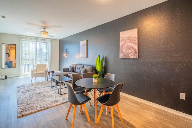 Foto del edificio - 1275 E University Dr