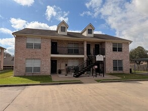 Building Photo - 2300 Stone Hollow Dr