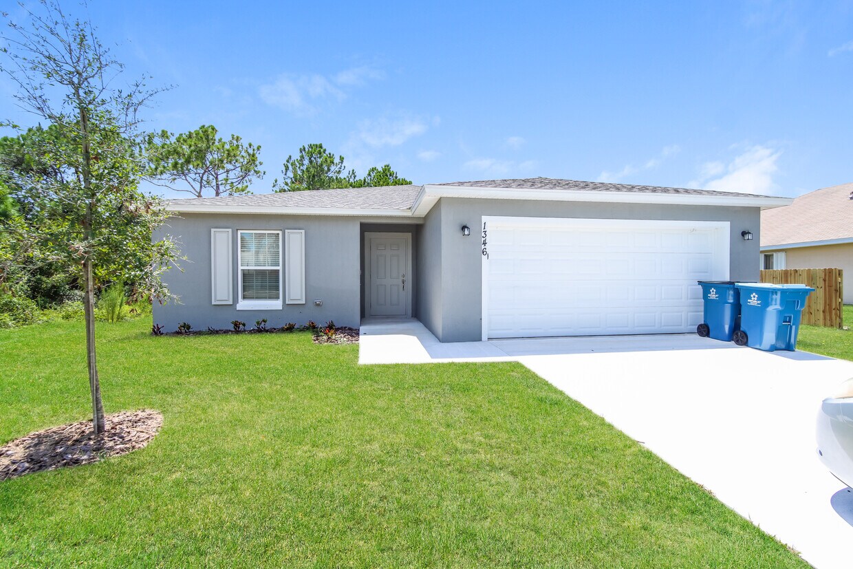 Foto principal - 1346 Walthan St SE, Palm Bay, FL