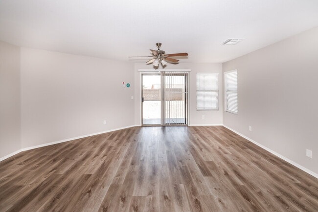 Building Photo - 10521 W Robin Ln