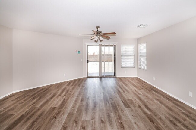 Foto del edificio - 10521 W Robin Ln