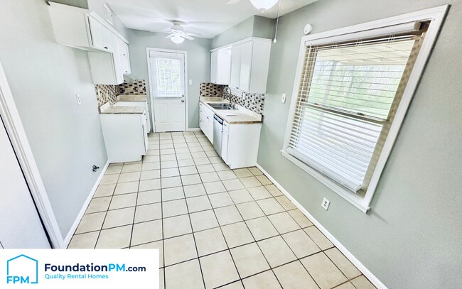 Foto del edificio - 5725 Maple Tree Dr