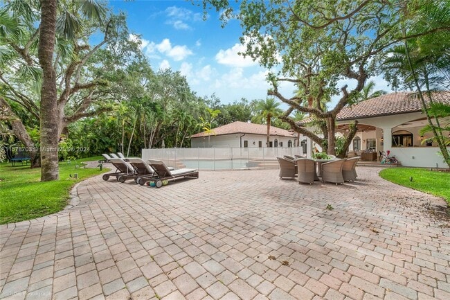 Foto del edificio - 7405 SW 104th St