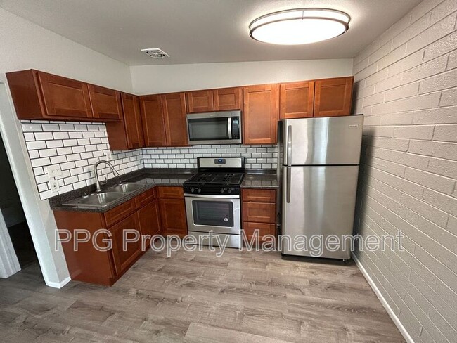 Building Photo - 904 S Mariana St
