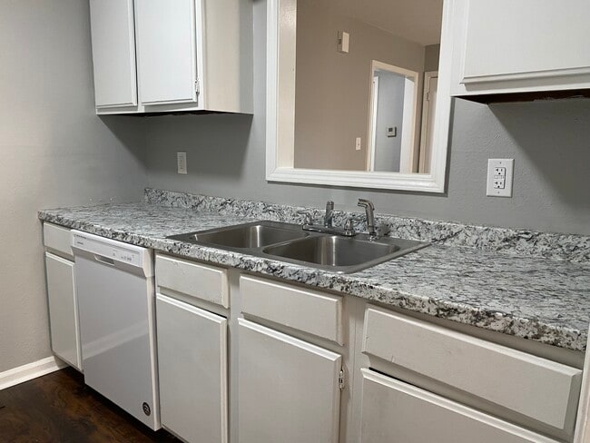 Building Photo - 16 Brianfield Cv