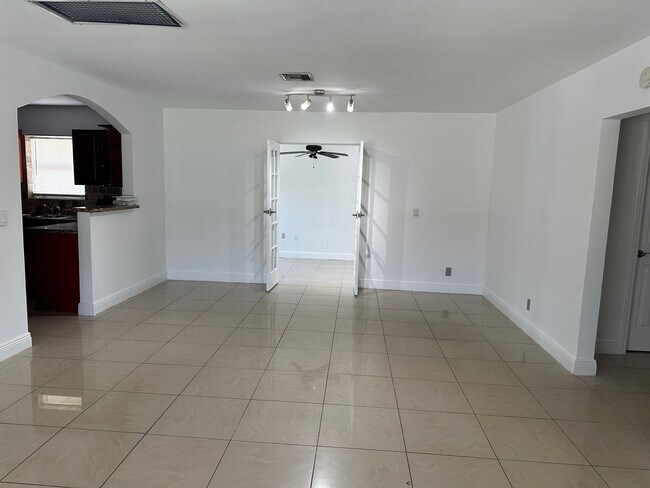 Foto del edificio - 4 bed 2 bath plus a den, could be a 5th bed.