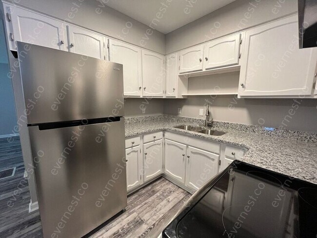 Building Photo - 5011 Kitchener Dr