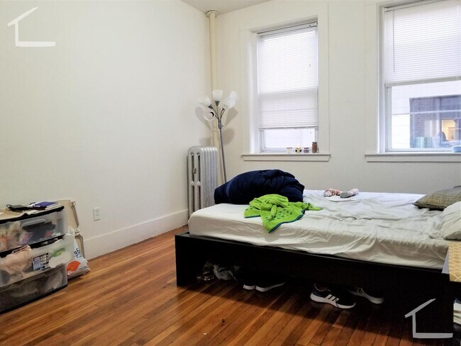 Building Photo - Great 4 Bedroom located close to BU Available 09/01/26