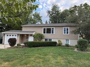 Building Photo - 8925 Golfview Dr