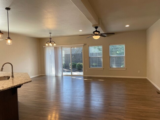 Building Photo - Gorgeous 4 Bedroom 2.5 Bath Home-A Must Se...