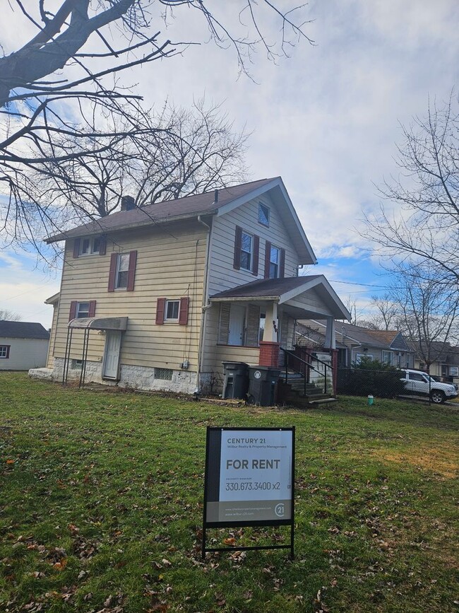 Building Photo - 744 Silvercrest Ave