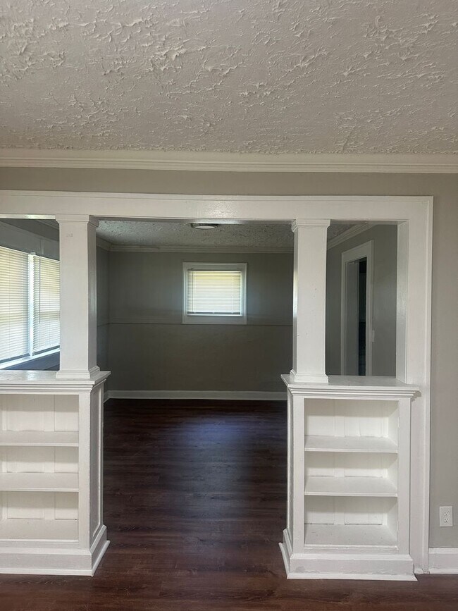 Building Photo - 610 N Linwood Ave