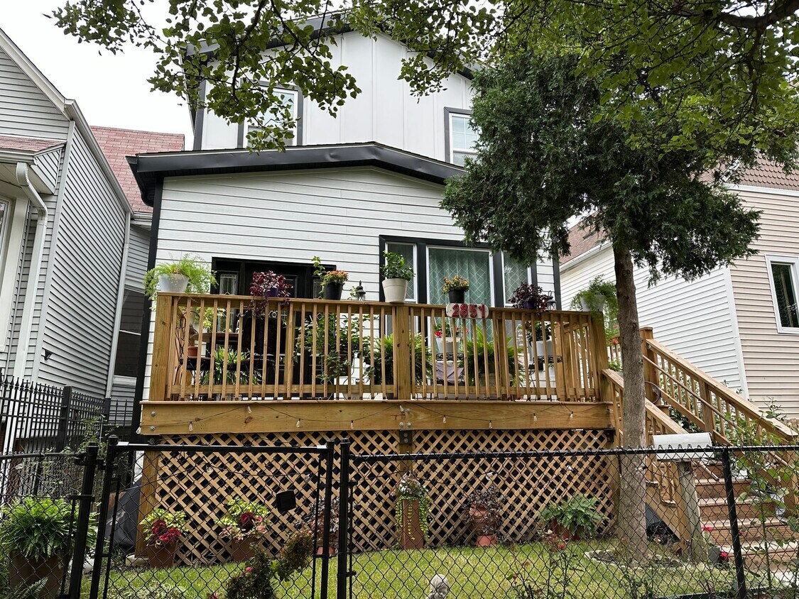 Primary Photo - 2851 N Sawyer Ave