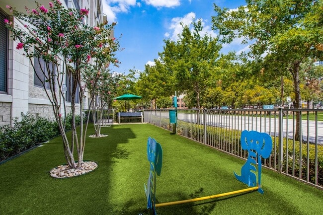 Building Photo - L2 Uptown