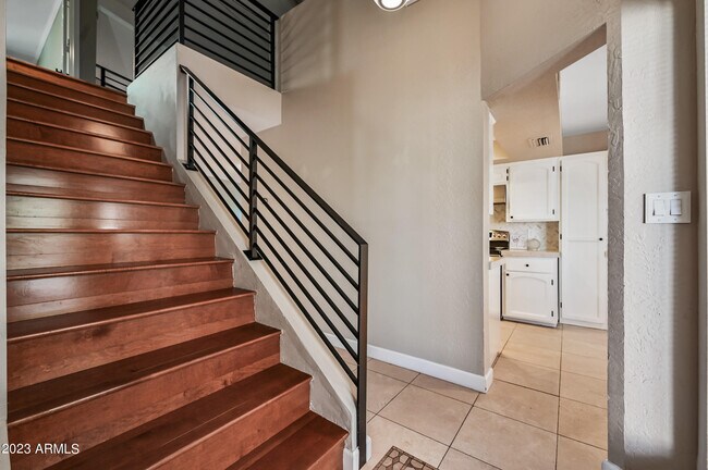 Building Photo - 5830 N 12th Pl